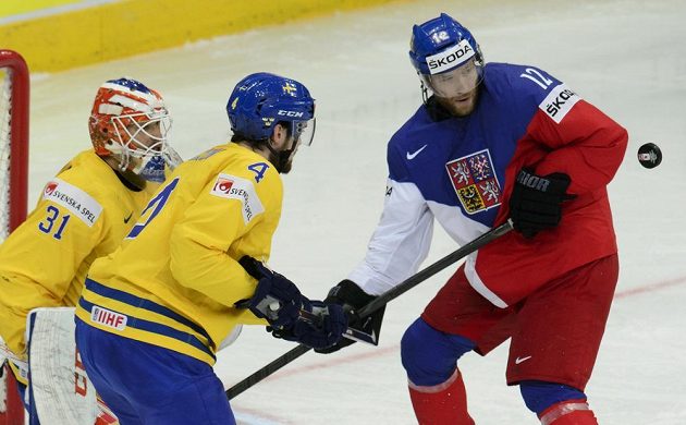 Švédsko-ČR, utkání o třetí místo na mistrovství světa hokejistů. Zleva švédský brankář Anders Nilsson, Tim Erixon ze Švédska a český reprezentant Jiří Novotný bojují o puk.