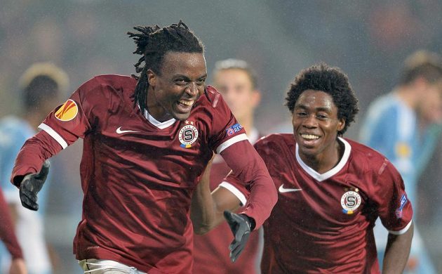 Sparťanský obránce Costa Nhamoinesu (vlevo) a záložník Tiémoko Konaté se radují z gólu.