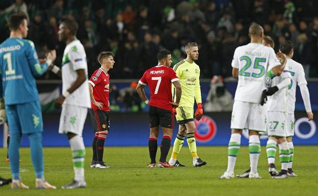 Hráči Wolfsburgu (v bílém) mohli po zápase slavit postup, zatímco David de Gea a Memphis Depay byli zklamaní z toho, že jejich Manchester skončil už ve skupině.