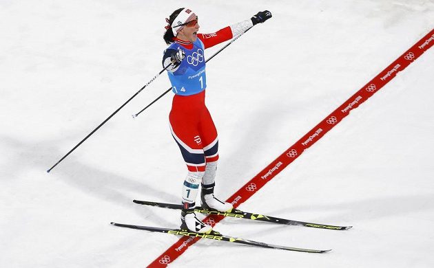 Finišmanka norské ženské štafety Marit Björgenová. Sedmatřicetiletá veteránka získala jako první žena v historii ZOH sedmé zlato.