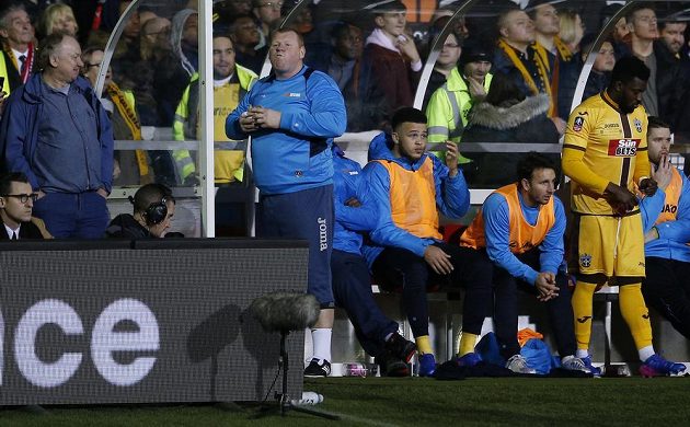 Náhradní brankář Suttonu Wayne Shaw i během zápasu s Arsenalem stihl posvačit.