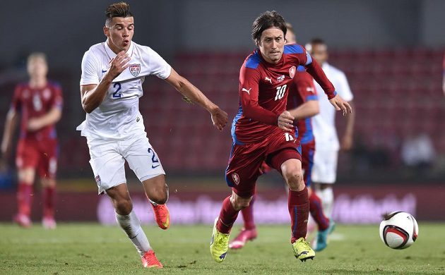Alfredo Morales z USA (vlevo) a Tomáš Rosický během přátelského utkání na Letné.