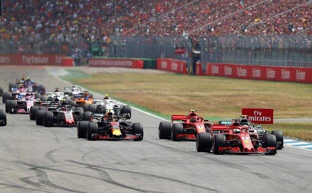 Z prvního místa do Velké ceny Německa formule 1 na okruhu v Hockenheimu vyrazil domácí Sebastian Vettel. Začátek závodu na čele nic nového nepřinesl.