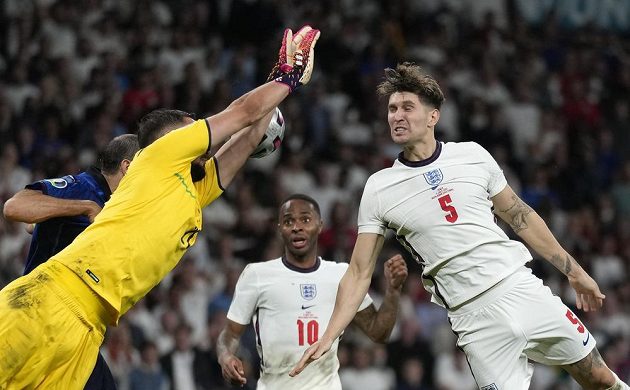 Angličan John Stones (vpravo) byl v prodloužení blízko k tomu, aby překonal Gianluigiho Donnarummu v italské bráně.