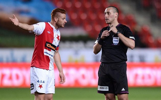 Záložník Slavie Praha Marcel Gecov (vlevo) a rozhodčí Miroslav Zelinka během utkání s Jabloncem.