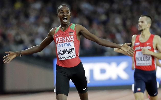 Vítězný Keňan Elijah Manangoi, vzadu Jakub Holuša, který ve finále na 1500 m doběhl pátý.