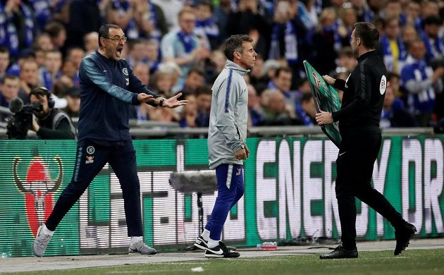 Manažer Chelsea Maurizio Sarri a jeho reakce, kdy odmítl brankář Kepa Arrizabalaga střídat.