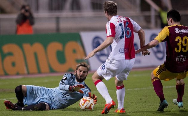 Zleva brankář Dukly Filip Rada, Milan Černý ze Slavie a Vjačeslav Karavajev z Dukly.