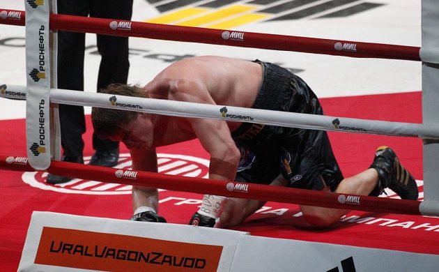 Ruský boxer Alexander Povětkin po jednom z tvrdých zásahů Vladimira Klička z Ukrajiny.