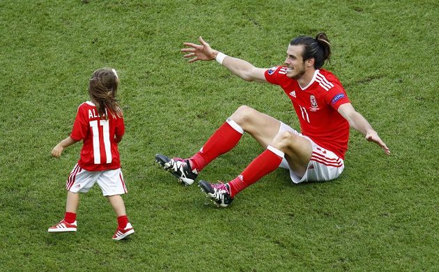 Velšská hvězda Gareth Bale s dcerkou Albou Violet na trávníku v pařížském Parku princů.