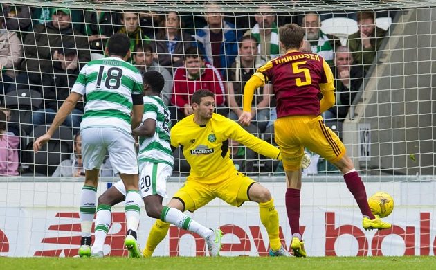 Záložník Marek Hanousek střílí jeden ze svých tří gólů v zápase proti Celticu Glasgow.