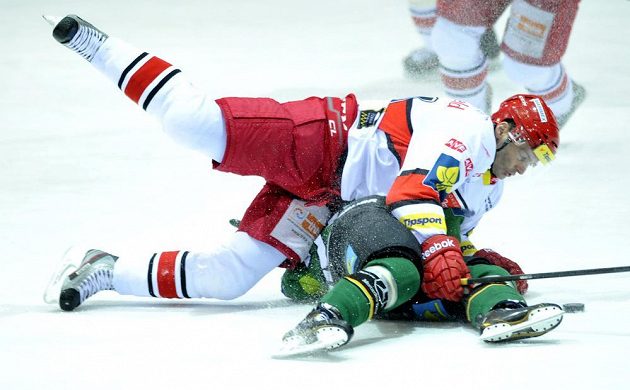 Hradecký Jaroslav Kudrna (nahoře) zastavuje zápasnickým chvatem Martina Zaťoviče z Karlových Varů.
