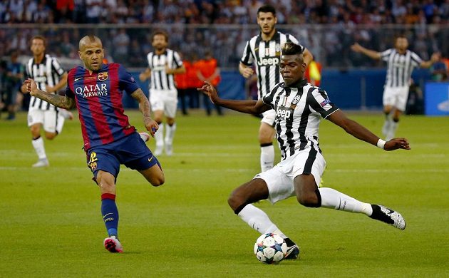 Záložník Juventusu Paul Pogba (vpravo) a obránce Barcelony Dani Alves ve finále Ligy mistrů.