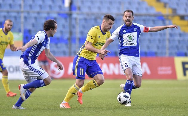 Jakub Fulnek z Boleslavi, Adnan Džafič ze Zlína a Marek Matějovský z Boleslavi během utkání nadstavby nejvyšší fotbalové soutěže.