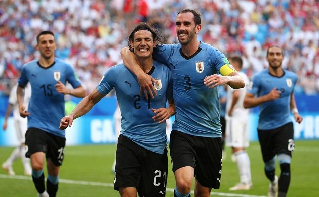 Uruguayský střelec Edinson Cavani slaví svou trefu do sítě Ruska v utkání MS 2018. Společnost mu dělá spoluhráč Diego Godín.
