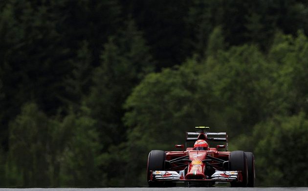Finský jezdec Kimi Räikkönen ze stáje Ferrari během kvalifikace na VC Rakouska.