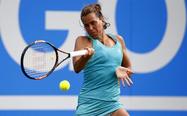 Barbora Strýcová při utkání s Australankou Ashleigh Bartyovou v Birminghamu.