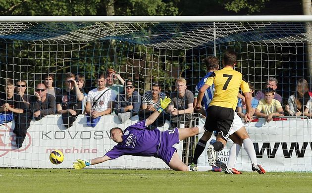 Na snímku autor třetího gólu Českých Budějovic Petr Benát (číslo 7) a brankář Táborska Michal Toma