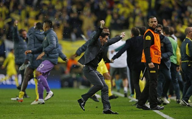 Trenér Villarrealu Marcelino García Toral (vpředu) slaví gól proti Liverpoolu v úvodním semifinálovém duelu Evropské ligy.