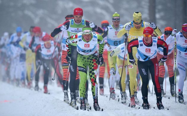 Český běžec na lyžích Stanislav Řezáč (v zeleném) na čele pelotonu při 49. ročníku Jizerské padesátky.