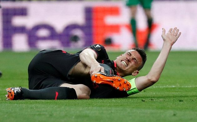 Laurent Koscielny z Arsenalu se záhy v odvetě semifinále EL s Atlétikem zranil.