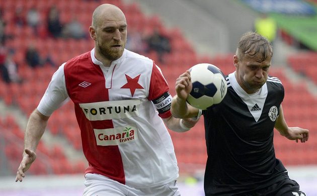 Martin Latka ze Slavie (vlevo) a Adam Varadi z Dynama během utkání 26. kola Synot ligy.