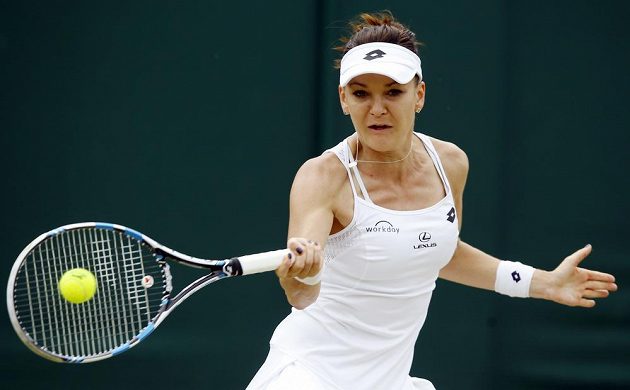 Polská tenistka Agnieszka Radwaňská během utkání s Dominikou Cibulkovou v osmifinále Wimbledonu.