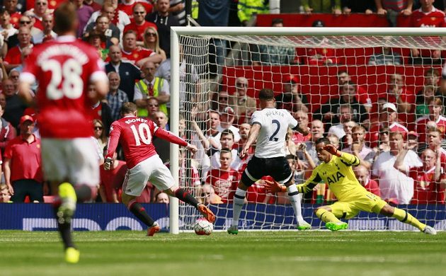 Obránce Tottenhamu Kyle Walker (2) nešťastně tečuje míč před Waynem Rooneym a střílí vlastní gól.