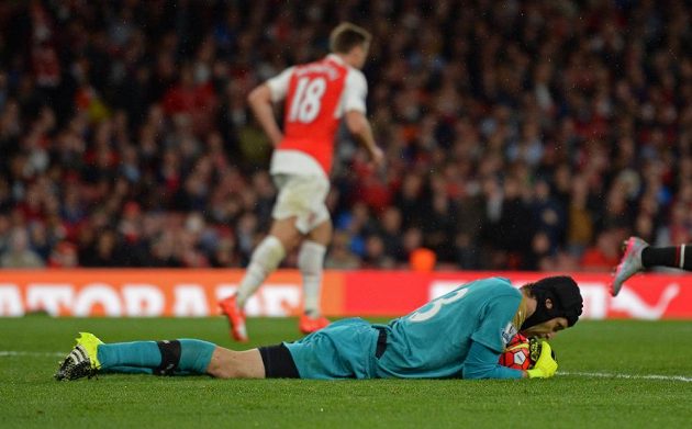 Petr Čech v bráně Arsenalu vyřešil další spletitou situaci v utkání s Liverpoolem.