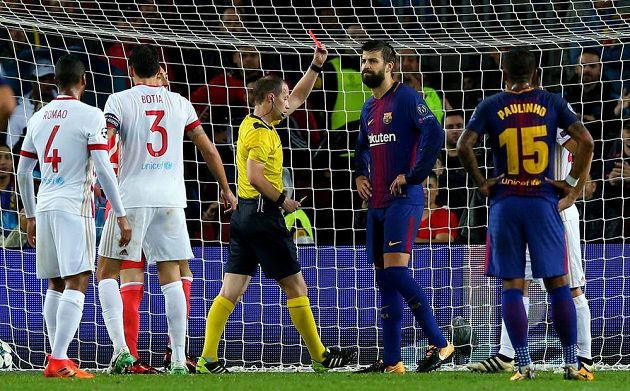 Barcelonský Gerard Pique vidí červenou kartu v utkání Ligy mistrů s Olympiakosem.
