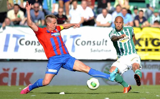 Plzeňský kapitán David Limberský (vlevo) se snaží zblokovat střelu Ivana Lietavy z Bohemians 1905.