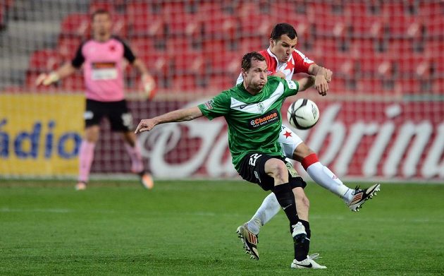 Jablonecký záložník Tomáš Čížek (vpředu) a Martin Dostál ze Slavie Praha během utkání 23. kola Gambrinus ligy.
