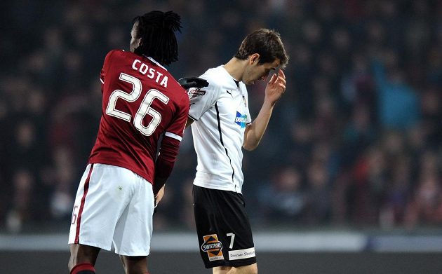 Vyloučený plzeňský záložník Tomáš Hořava (vpravo) opouští trávník na Letné. Vlevo sparťanský zadák Costa.
