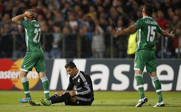 Cristiano Ronaldo (na trávníku) zahrával v Sofii hned dva pokutové kopy. Jednou neuspěl, podruhé už trefil přesně.
