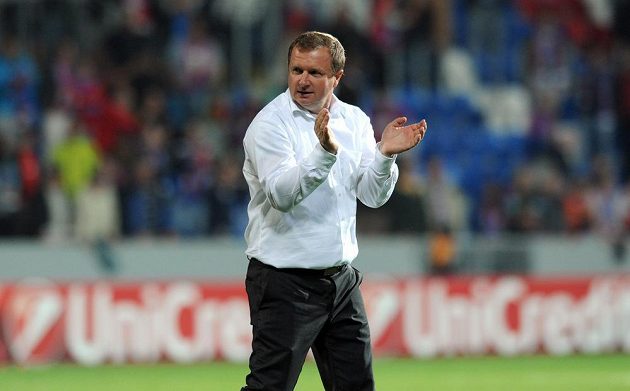 Trenér Viktorie Plzeň Pavel Vrba děkuje fanouškům za podporu po úvodním utkání play off Ligy mistrů s Mariborem.