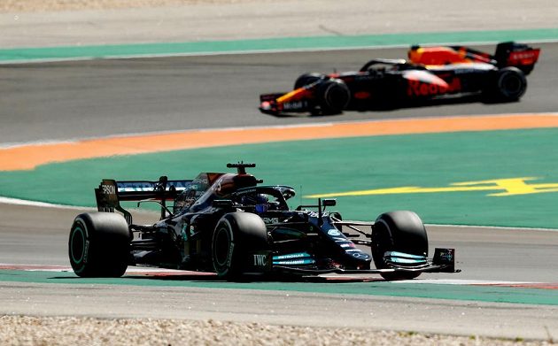 Britský pilot Mercedesu Lewis Hamilton v akci během Velké ceny Portugalska F1.