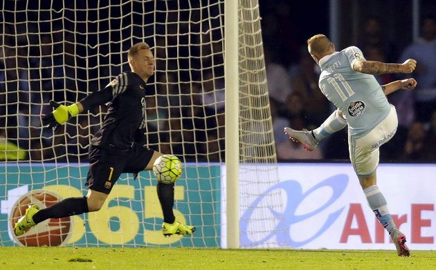 Útočník Celty Vigo John Guidetti (vpravo) střílí gól barcelonskému brankáři Ter Stegenovi.