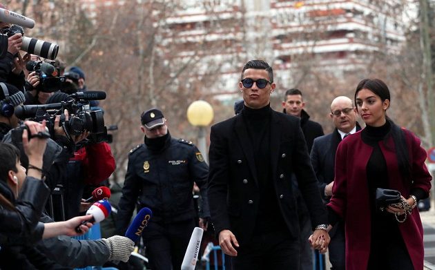 Portugalský fotbalista Cristiano Ronaldo u soudu v Madridu přiznal vinu za daňové úniky z doby působení v Realu Madrid.