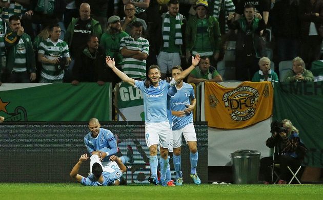 Markus Rosenberg (9) z Malmö slaví vedoucí gól svého týmu v odvetě play off Ligy mistrů proti Celtiku Glasgow.