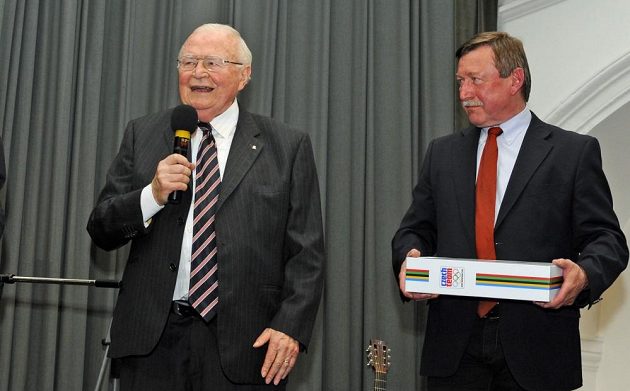 Karel Gut (vlevo) přebírá ocenění z rukou Vladimíra Martince.