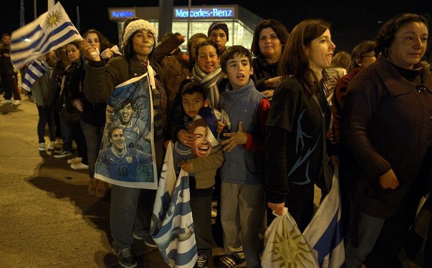 Fanoušci Uruguaye čekají na letišti v Montevideu na přílet fotbalisty Luise Suáreze.