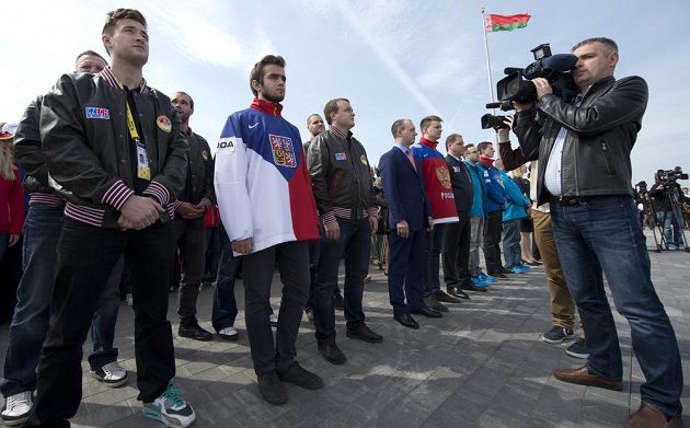 Čeští reprezentanti na slavnostním vyvěšování vlajek účastnických zemí mistrovství světa v ledním hokeji v Minsku.