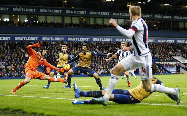 Mikel Arteta z Arsenalu (třetí zleva) si dává vlastní gól v zápase 13. kola Premier League na půdě West Bromwiche. Vlevo je brankář Kanonýrů Petr Čech.