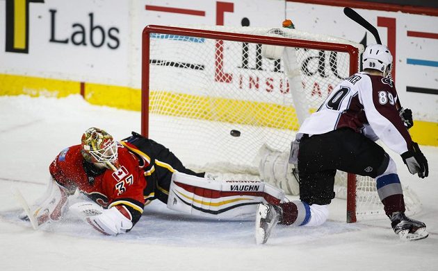 Dánský útočník Mikkel Boedker (89) z Colorada proměňuje vítězný nájezd v duelu NHL proti Calgary.