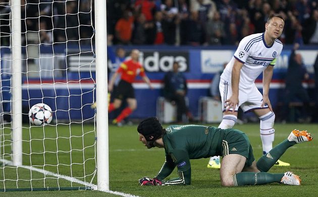 Petr Čech dostává gól od argentinského útočníka ve službách PSG Ezequiela Lavezziho (není na snímku).