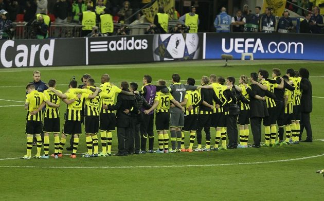 Zklamaní fotbalisté Dortmundu se po prohraném finále Ligy mistrů s Bayernem loučí s fanoušky.