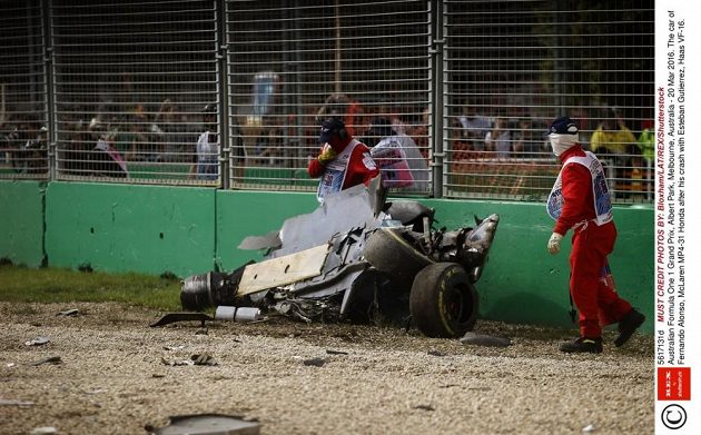 Část monopostu Fernanda Alonsa z McLarenu po nehodě během GP Austrálie.