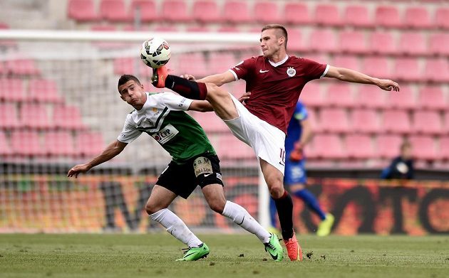 Obránce pražské Sparty Pavel Kadeřábek (vpravo) zpracovává míč před jabloneckým záložníkem Nerminem Crnkičem.