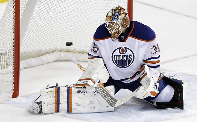 Filip Forsberg (není na snímku) z Nashvillu překonává svého švédského krajana Viktora Fastha v bráně Edmontonu. Tento jediný gól zápasu v prodloužení stačil domácím k vítězství.