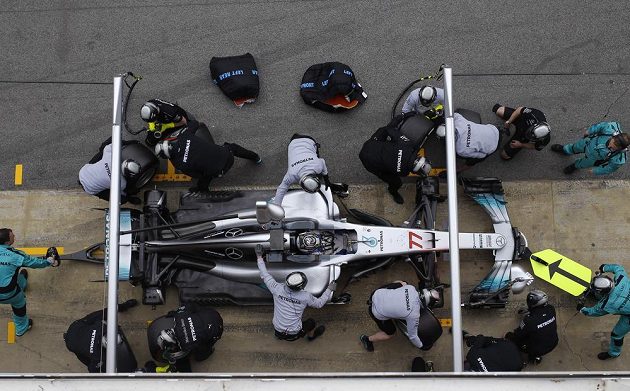 Mechanici týmu Mercedes mění obutí na voze Valtteriho Bottase. Finský jezdec v Barceloně během dopoledne otestoval tři směsi.